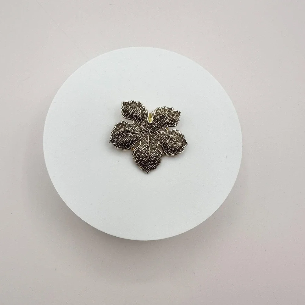 Vintage 90s Silver Tone Maple Leaf Scarf Clip Brooch Textured‎ Nature Jewelry